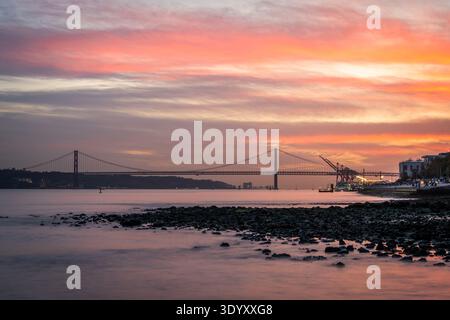 Ponte sul Tago (Ponte 25 de Abril); Lisbona, Portogallo Foto Stock