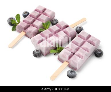 Papaveri di yogurt ai mirtilli, frutti di bosco e menta isolati su bianco Foto Stock