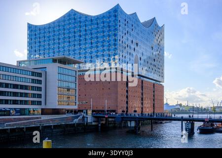 La sala concerti Elbphilharmonie e l'architettura sul lungomare di HafenCity sul fiume Elba ad Amburgo, Amburgo, Germania Foto Stock