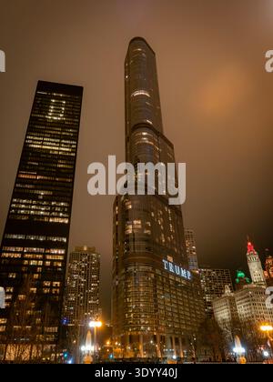 Trump International Hotel and Tower nel centro di Chicago illuminato di notte sotto un cielo coperto Foto Stock