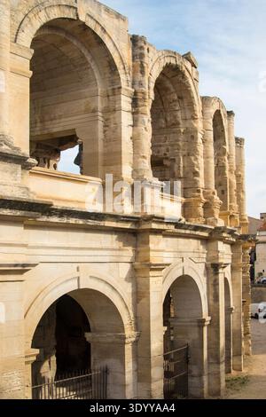 Anfiteatro romano; rovine; città di Arles in Provenza, Francia. Sito patrimonio dell'umanità dell'UNESCO Foto Stock