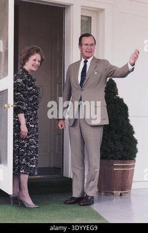 Il primo ministro Margaret Thatcher e il vicepresidente George H. W. Bush ad una conferenza IDU a Washington, D.C. George Bush ospitò l'evento -- un incontro di leader conservatori -- al posto del presidente Ronald Reagan, che si stava riprendendo dall'intervento chirurgico. Foto Stock