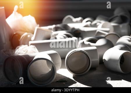 Raccordi per tubi in PVC per sistema fognario Foto Stock