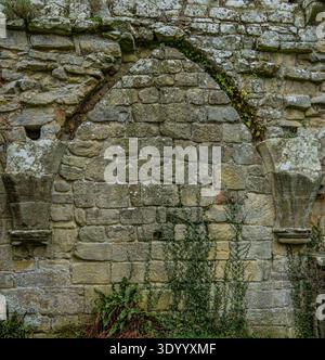 Arco medievale del monastero con pietra calcarea intemprata Foto Stock