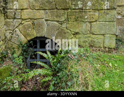 Arco medievale del monastero con pietra calcarea intemprata Foto Stock