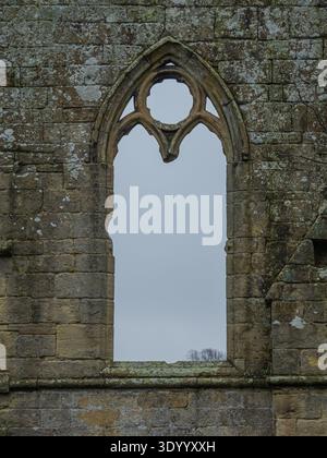 Arco medievale del monastero con pietra calcarea intemprata Foto Stock