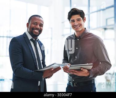 Felice, uomo e tablet con documenti in riunione di lavoro per il trading, la valutazione dei clienti o il ritratto. Team, broker azionario e trader con tecnologia in carica Foto Stock