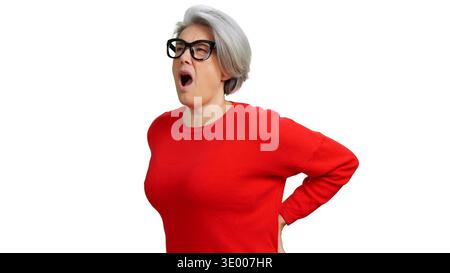 Donna anziana che soffre di mal di schiena a disagio Foto Stock