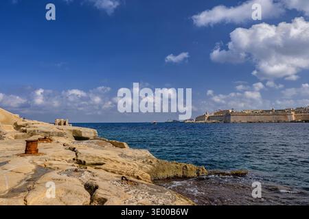 Isola di Malta, vista dal litorale della città di Sliema fino a Fort St Elmo a la Valletta. Foto Stock