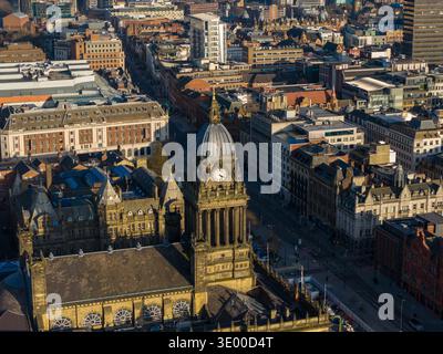 Vista aerea ravvicinata della torre dell'orologio del municipio di Leeds e delle strade circostanti del centro città a Leeds West Yorkshire in Inghilterra in inverno Foto Stock