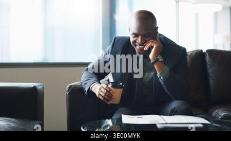 Caffè, telefonate e lettura con un uomo nero d'affari sul divano nella hall per una conversazione o un piano di lavoro. Comunicazione, documenti e file con l'Africa Foto Stock