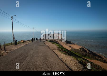 Strada che conduce al faro di Nazaré a forte de São Miguel Arcanjo - Nazaré, Portogallo Foto Stock