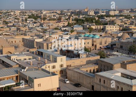 BUKHARA, UZBEKISTAN - 09 SETTEMBRE 2022: Vista aerea di Bukhara in una soleggiata serata di settembre Foto Stock