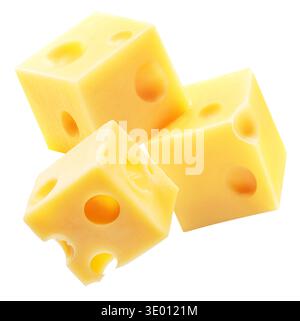 Cubetti di formaggio Emmental con fori su sfondo bianco. Il file contiene il percorso di ritaglio. Foto Stock