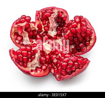 Melagrana matura aperta con semi di melograno rosso isolati su fondo bianco. Foto Stock
