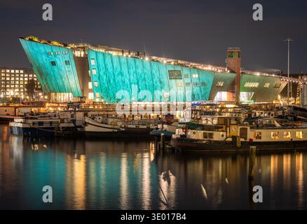 Amsterdam, Paesi Bassi, 24.11.2025, NEMO Science Museum in serata Foto Stock