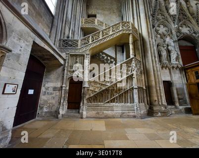 Intricata scalinata in pietra gotica fiammeggiante nella cattedrale di Rouen, caratterizzata da delicate incisioni all'aperto, trafori in pietra e archi ecclesiastici storici Foto Stock