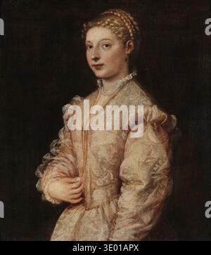 Questo affascinante dipinto ad olio del XVI secolo di Tiziano, intitolato "Ritratto di una giovane donna", risale probabilmente agli anni '1530 o '1540 L'opera d'arte mostra una donna splendidamente vestita, con dettagli intricati nei suoi capelli intrecciati, gioielli di perle e un abito riccamente strutturato e di colore chiaro su sfondo scuro. Foto Stock