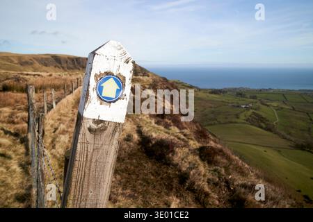 sentiero lungo il crinale della contea di sallagh braes, antrim, irlanda del nord, regno unito, parte dell'ulster way, antrim hills way e l'appalaco internazionale Foto Stock