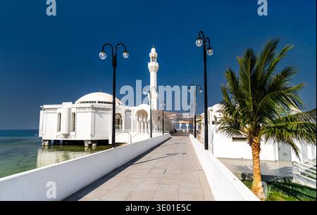 Vista esterna della Moschea galleggiante al Rahma sulla costa del Mar Rosso a Jeddah, Arabia Saudita, durante una giornata di sole Foto Stock