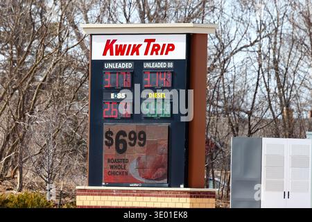 Cartello del distributore di benzina Kwik Trip che mostra i prezzi del carburante per benzina senza piombo e diesel a Menomonie, Wisconsin, Stati Uniti. Presa il 9 febbraio 2026. Foto Stock