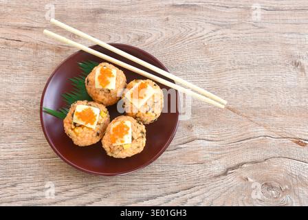 Palla di riso Jumeokbap tonno ripieno e tritare il cavolo sottaceto con il kimchi e il formaggio con uova di gamberi e cibo coreano sul piatto Foto Stock