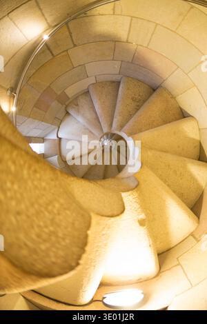 Spagna, Barcellona, la scala a chiocciola su una delle torri del Tempio la Sagarda Familia. Foto Stock
