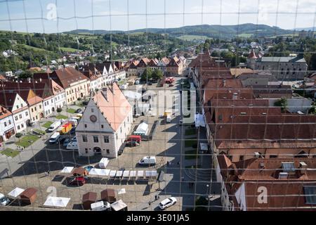 Gotico-rinascimentale Mestska radnica (municipio) costruito dal 1505 al 1511, il più antico edificio rinascimentale in Slovacchia, e case rinascimentali a Radnièné Foto Stock