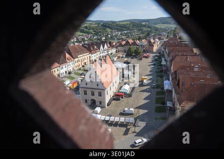 Gotico-rinascimentale Mestska radnica (municipio) costruito dal 1505 al 1511, il più antico edificio rinascimentale in Slovacchia, e case rinascimentali a Radnièné Foto Stock