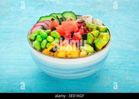 Ciotola Vegan Poke con pompelmo, avocado, mango, edamame, ravanello Foto Stock