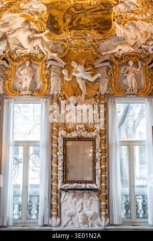 Gli sfarzosi interni tardobarocchi di Palazzo Leoni Montanari presentano elaborate decorazioni in stucco, affreschi mitologici sul soffitto e sculture. Italia Foto Stock
