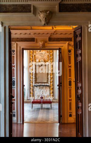 Gli sfarzosi interni tardobarocchi di Palazzo Leoni Montanari presentano elaborate decorazioni in stucco, affreschi mitologici sul soffitto e sculture. Italia Foto Stock