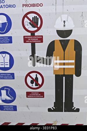 Lavoratore industriale sul suo posto di lavoro, impiego nel settore industriale Foto Stock