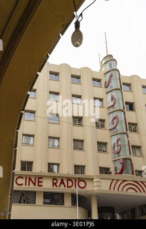 Cairo, Egitto. 8 aprile 2025. Cinema radio, uno degli edifici più iconici del centro del Cairo, il complesso ristrutturato in stile art deco ospita un cinema Foto Stock
