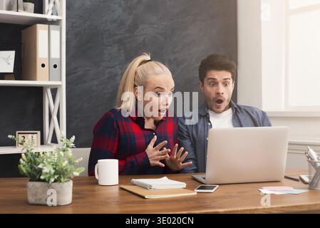 Un paio di giovani soci d'affari che lavorano in un ufficio moderno Foto Stock