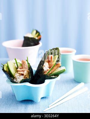 Rotoli di sushi in ciotola, Pranzo bimbi idea Foto Stock