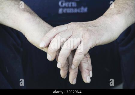 Una mano tocca l'altra, percezione tattile e tattile umana Foto Stock