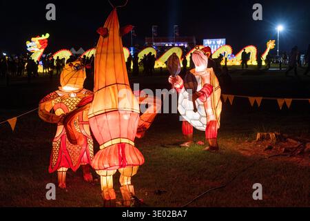 Lanterne cinesi del capodanno raffiguranti "soldati di gamberi e generali di granchio" e un lungo drago dorato. Auckland, nuova Zelanda Foto Stock