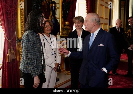 Re Carlo III parla con il direttore delle Americhe Harriet Thompson (a sinistra) ad un ricevimento per i ministri degli Esteri dei Caraibi a St James's Palace, Londra. Data foto: Martedì 10 marzo 2026. Foto Stock