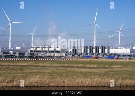 Il data center di Google, le torri di raffreddamento dei server, il data center di Eemshaven, l'intelligenza artificiale, su oltre 44 ettari, è in fase di espansione, potenziato da e Foto Stock