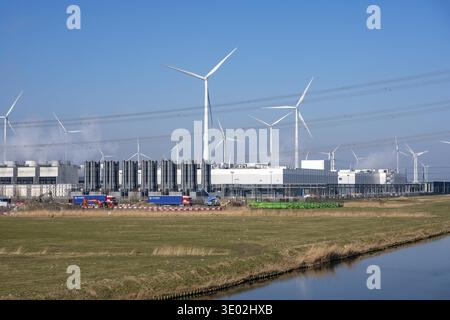 Il data center di Google, le torri di raffreddamento dei server, il data center di Eemshaven, l'intelligenza artificiale, su oltre 44 ettari, è in fase di espansione, potenziato da e Foto Stock