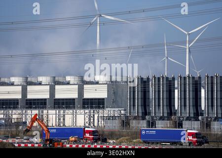 Il data center di Google, le torri di raffreddamento dei server, il data center di Eemshaven, l'intelligenza artificiale, su oltre 44 ettari, è in fase di espansione, potenziato da e Foto Stock