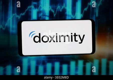 Stoccarda, Germania - 03-04-2026: In questa foto, il logo della società statunitense di rete medica Doximity Inc. Viene visualizzato su uno smartphone Foto Stock