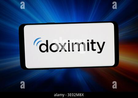 Stoccarda, Germania - 03-04-2026: In questa foto, il logo della società statunitense di rete medica Doximity Inc. Viene visualizzato su uno smartphone Foto Stock