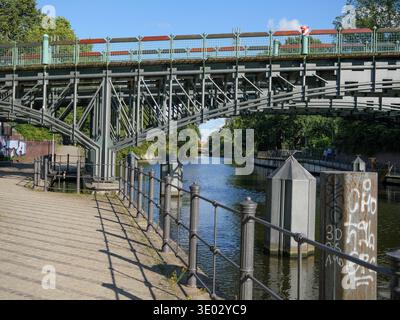Passerella pedonale sotto lo storico ponte Tiergarten Water Metal Truss a Berlino, Germania. Foto Stock