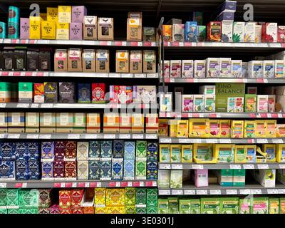 Sala del tè del supermercato Waitrose che mostra un'ampia gamma di tè confezionati che evidenziano l'aumento dei prezzi e le pressioni sul costo della vita per gli acquirenti del Regno Unito. Foto Stock