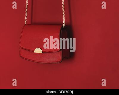 Borsa in pelle rossa alla moda con dettagli in oro, borsa di design e accessori eleganti, moda femminile e borsa di lusso Foto Stock