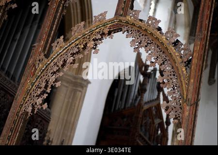 Schermo e dettagli al St Edmund King & Martyr, Southwold, Suffolk, Regno Unito. Lo schermo centrale mostra i santi: Filippo, Bartolomeo, Giacomo il meno, Tommaso, Andrew, Peter, Paul, John, James, Simon, Jude e Matthew. Sul lato sud (a destra); Baruch, Hosea, Nahum, Geremia, Elias, Mosè, Davide, Isaia, Amos, Jonah ed Ezekiel. Il lato nord mostra la Santissima Trinità, Gabriele, Arcangeli, poteri, Dominioni, cherubini, Seraphim, Trono di Spade, Principati, virtù, messaggeri, e infine l'Eucaristia. Foto Stock