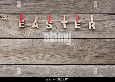 Auguri di buona Pasqua appeso sulla corda Foto Stock