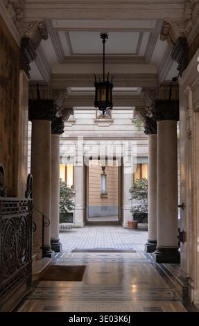Elegante cortile storico con colonne e archi in un edificio residenziale, classica architettura europea in Italia. Foto Stock